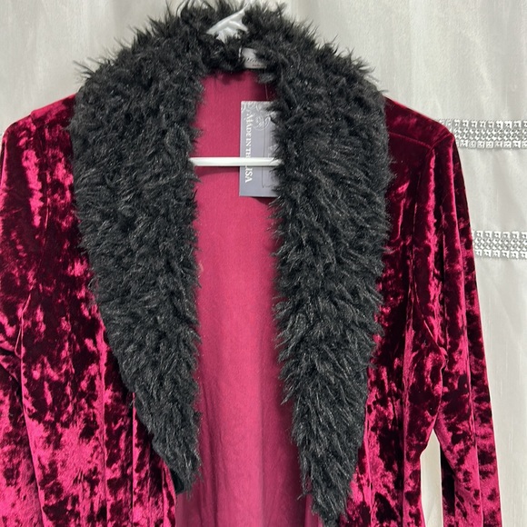 Burgundy velvet hi lo hem light weight layer with fury collar - Picture 2 of 3